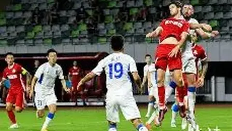 广东女孩新疆挥球 足坛绘就民族和谐“同心圆”