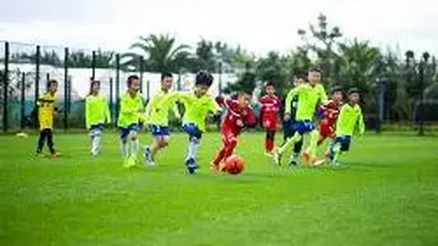 国足结束迪拜训练之旅，搭乘增航班机抵达三亚机场